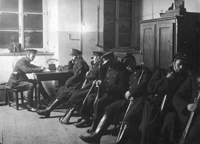 Warszawscy policjanci podczas nocnego dyżuru 1925 (domena publiczna)